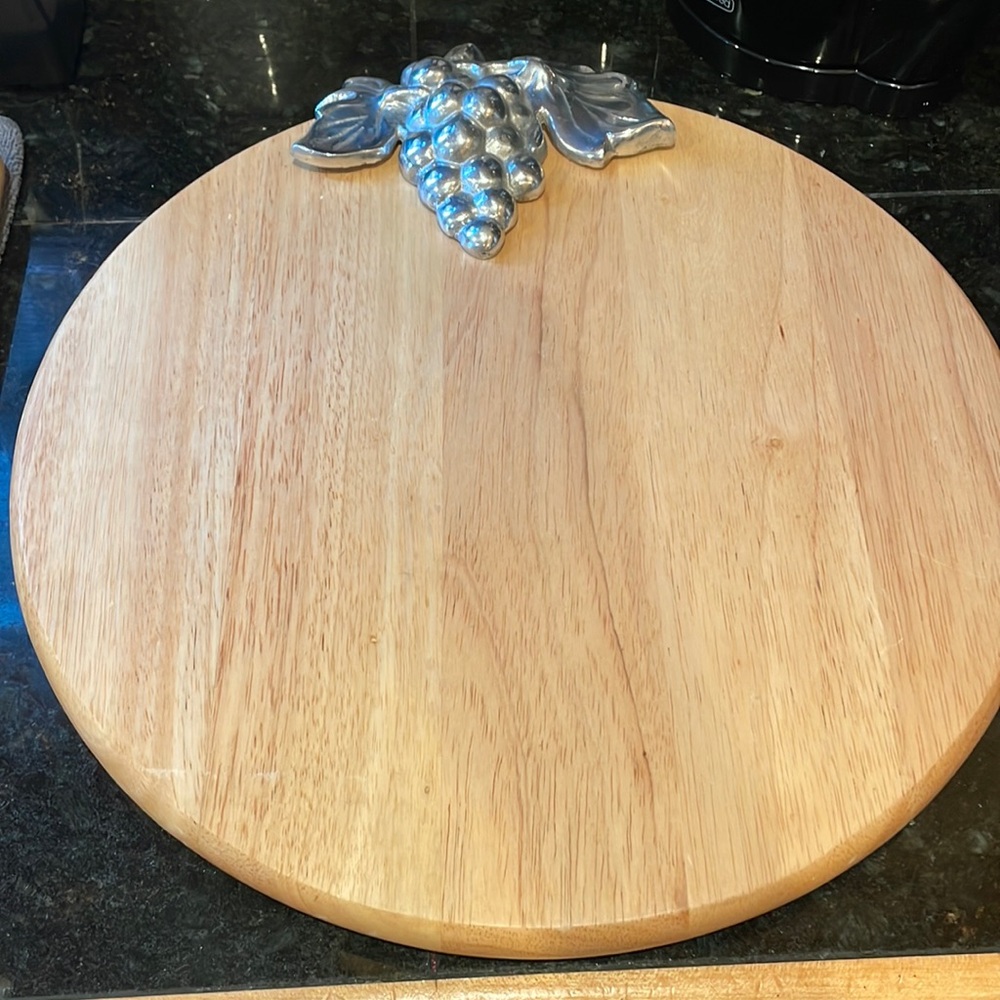14” WOODEN CHEESE BOARD Charcuterie ALUMINUM GRAPES
WINSOME WOOD, BEECHWOOD